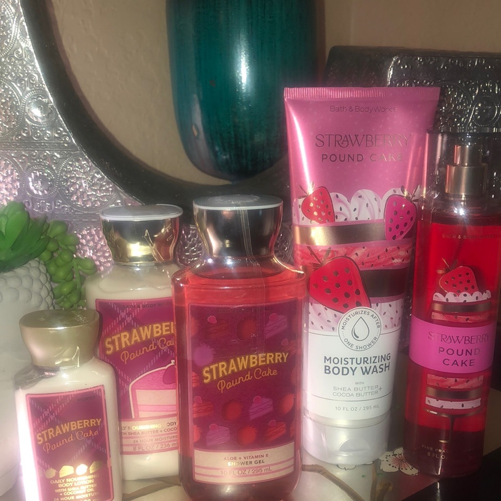 Bath and body Works strawberry Pound cake Gift set